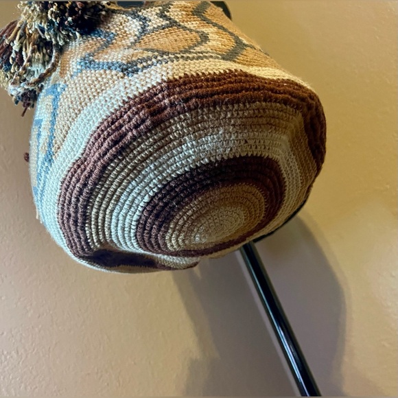 Authentic handwoven Colombian Mochila made by the Wayuu tribe in La Guajira. - Picture 4 of 5